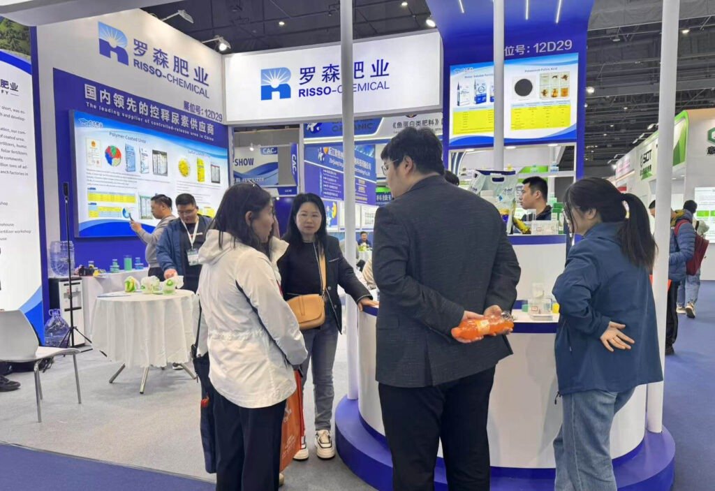 Visitors discuss with Risso Fertilizer